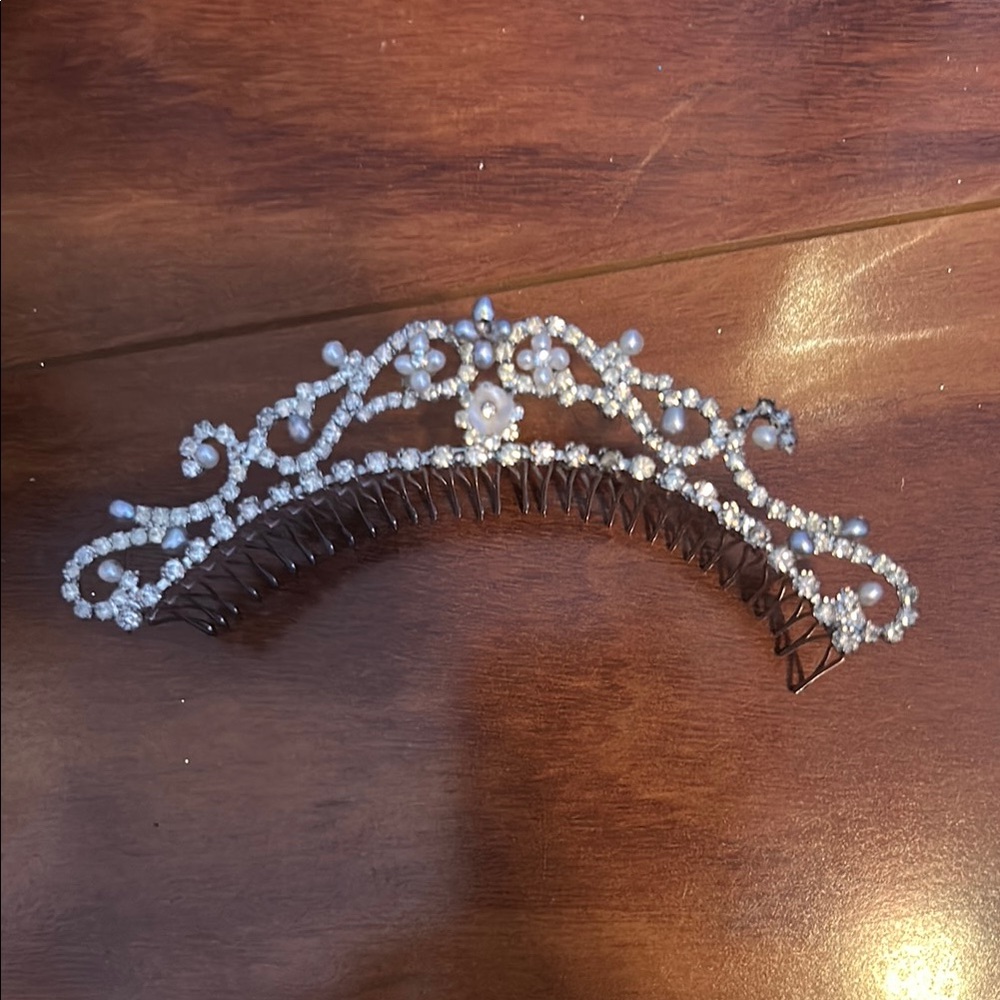 Elegant Pearl and Crystal Hair Comb